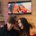 Roman Tomeš Instagram - Moje nejoblíbenější Vaina na světě. Tahle pohádka nikdy neomrzí.. Občas je náročné mít doma živoucí animovanou postavičku 🤭😂❤️ Hezké Vánoce… @misatomesova #nejlepsivanocespolu #disneyplus #ad