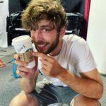 Roman Tomeš Instagram - Bouchejte šampáňa, koupejte se ve třpytkách a nasaďte svoje největší jehly! 🥳🍾 Dnes slavíme přesně 1 ROK od naší české premiéry HEDWIG A JEJÍ ANGRY INCH v Malostranské besedě ⭐️ Loni touto dobou stoupala nervozita z prvních oficiálních diváků a kritiků. A my od té doby urazili dlouhou cestu, řady našeho týmu také rozšířila dvě děťátka 👩‍👧‍👦 Děkujeme všem, kteří nás podpořili a nadále podporují. A nejvíce samozřejmě děkujeme vám, divákům. ❤️ Bez vás by to nešlo a jsme rádi, že chodíte, a to často opakovaně 🤩 Na oslavu vám posíláme 10 nikdy nezveřejněných fotek ze zákulisí naší show, které na naší Hedwig cestě pořídil náš pan režisér Pavel Košatka. 🥳 Dnes připíjíme virtuálně 🥂 Ale všichni to společně oslavíme na výročním představení 26. února, tak si to nenechte ujít ☺️⭐️ Těšíme se na vás! #hedwigpraha #hedwigajejiangryinch #hedwigandtheangryinch #narozeniny #anniversary #birthday #johncameronmitchell #stephentrask #divadlo #theatre #musical #muzikal #malostranskabesesa #romantomes Malostranská beseda Klub