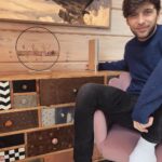 Roman Tomeš Instagram - Opět něco málo z mé oblíbené spolupráce s @bangolufsencz. Další “mazlík” pro milovníky špičkové kvality poslechu a designu. Beosound Emerge se vejde kamkoliv, třeba do knihovny mezi knihy. Je elegantní a ultratenký. I přes malou velikost má ale plný rozsah ultraširokého zvuku. To vše doplněné prémiovým materiálem. Pro mě lahůdka a radost! A skvělý dárek pod 🌲 #giftofmusic #spoluprace