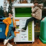 Roman Tomeš Instagram - Chceš se taky zapojit do Eko-výzvy, ale nemáš prodejnu Genesis ve svém okolí? Nevadí. Svoje oblečení můžeš vložit do boxu na textil, jehož součástí jsou i chytré schránky Penguin box. Možná je máš ve svém městě nebo vesnici i Ty. Je jich přes 3000 v celé České republice. Stačí objednat Eko-výzvu na eshopu @genesis_eshop , řádně označ balíček, vlož ho zdarma do chytré schránky a už jen čekej na kredity. Je to jednodušší, než si myslíte.