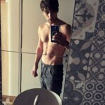 Roman Tomeš Instagram - Naprosto sebestředná, egocentrická fotka! Ale dám si ji sem jako motivaci. Po měsících práce mám konečně zase čas denně cvičit. Svalová paměť je kamarádka! Denně procházky a půl hodinky cvičení. Jdete do toho se mnou?! #backtoshape #motivace
