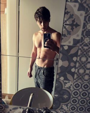 Roman Tomeš Instagram - Naprosto sebestředná, egocentrická fotka! Ale dám si ji sem jako motivaci. Po měsících práce mám konečně zase čas denně cvičit. Svalová paměť je kamarádka! Denně procházky a půl hodinky cvičení. Jdete do toho se mnou?! #backtoshape #motivace