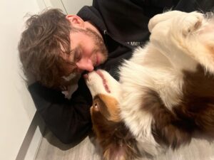 Roman Tomeš Instagram - Ona je zvířecí lék na všechny bolesti… #Bonnie