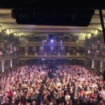 Roman Tomeš Instagram - Teda, řeknu Vám, poslední dva dny to byla smršť emocí. A hlavně těch hezkých! Včera se konal veliký koncert v Lucerně - “Pocta Hance Zagorové”. Měl jsem tu možnost si tam zazpívat. Už to samo o sobě je splněný sen. Je to pro mě svatostánek a poutní místo české pop music, a nejen té. Ale hlavně jsme mohli společně oslavit život Hanky a její tvorbu, která je nadčasová. Na včerejšek jsem se moc těšil! Myslím, že na ten večer nikdy nezapomenu… a dnes poslední představení před Vánocemi, ze kterého jsem se právě vrátil. S velikou úlevou, protože jsem kvůli viróze už dva dny na modafenu. A tak tu tak teď sedím, přemítám… a jsem šťastnej… a ta radost, že další týden strávím už jen s rodinou! Opatrujte se!❤️🌲 1.Doma! 2.Plná Lucerna 3.Děti a půjčený mobil 4.Část koncertního playlistu 5.Děkovačka 6.Protože jinak to nejde 7.Kristian a jeho kolenoselfie 8.Mamka s taťkou 9.Slzy štěstí, radost a dojetí