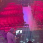 Roman Tomeš Instagram - Teda, řeknu Vám, poslední dva dny to byla smršť emocí. A hlavně těch hezkých! Včera se konal veliký koncert v Lucerně - “Pocta Hance Zagorové”. Měl jsem tu možnost si tam zazpívat. Už to samo o sobě je splněný sen. Je to pro mě svatostánek a poutní místo české pop music, a nejen té. Ale hlavně jsme mohli společně oslavit život Hanky a její tvorbu, která je nadčasová. Na včerejšek jsem se moc těšil! Myslím, že na ten večer nikdy nezapomenu… a dnes poslední představení před Vánocemi, ze kterého jsem se právě vrátil. S velikou úlevou, protože jsem kvůli viróze už dva dny na modafenu. A tak tu tak teď sedím, přemítám… a jsem šťastnej… a ta radost, že další týden strávím už jen s rodinou! Opatrujte se!❤️🌲 1.Doma! 2.Plná Lucerna 3.Děti a půjčený mobil 4.Část koncertního playlistu 5.Děkovačka 6.Protože jinak to nejde 7.Kristian a jeho kolenoselfie 8.Mamka s taťkou 9.Slzy štěstí, radost a dojetí
