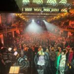 Roman Tomeš Instagram - Teda, řeknu Vám, poslední dva dny to byla smršť emocí. A hlavně těch hezkých! Včera se konal veliký koncert v Lucerně - “Pocta Hance Zagorové”. Měl jsem tu možnost si tam zazpívat. Už to samo o sobě je splněný sen. Je to pro mě svatostánek a poutní místo české pop music, a nejen té. Ale hlavně jsme mohli společně oslavit život Hanky a její tvorbu, která je nadčasová. Na včerejšek jsem se moc těšil! Myslím, že na ten večer nikdy nezapomenu… a dnes poslední představení před Vánocemi, ze kterého jsem se právě vrátil. S velikou úlevou, protože jsem kvůli viróze už dva dny na modafenu. A tak tu tak teď sedím, přemítám… a jsem šťastnej… a ta radost, že další týden strávím už jen s rodinou! Opatrujte se!❤️🌲 1.Doma! 2.Plná Lucerna 3.Děti a půjčený mobil 4.Část koncertního playlistu 5.Děkovačka 6.Protože jinak to nejde 7.Kristian a jeho kolenoselfie 8.Mamka s taťkou 9.Slzy štěstí, radost a dojetí