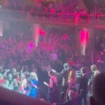Roman Tomeš Instagram - Teda, řeknu Vám, poslední dva dny to byla smršť emocí. A hlavně těch hezkých! Včera se konal veliký koncert v Lucerně - “Pocta Hance Zagorové”. Měl jsem tu možnost si tam zazpívat. Už to samo o sobě je splněný sen. Je to pro mě svatostánek a poutní místo české pop music, a nejen té. Ale hlavně jsme mohli společně oslavit život Hanky a její tvorbu, která je nadčasová. Na včerejšek jsem se moc těšil! Myslím, že na ten večer nikdy nezapomenu… a dnes poslední představení před Vánocemi, ze kterého jsem se právě vrátil. S velikou úlevou, protože jsem kvůli viróze už dva dny na modafenu. A tak tu tak teď sedím, přemítám… a jsem šťastnej… a ta radost, že další týden strávím už jen s rodinou! Opatrujte se!❤️🌲 1.Doma! 2.Plná Lucerna 3.Děti a půjčený mobil 4.Část koncertního playlistu 5.Děkovačka 6.Protože jinak to nejde 7.Kristian a jeho kolenoselfie 8.Mamka s taťkou 9.Slzy štěstí, radost a dojetí