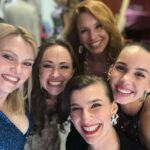 Roman Tomeš Instagram - Teda, řeknu Vám, poslední dva dny to byla smršť emocí. A hlavně těch hezkých! Včera se konal veliký koncert v Lucerně - “Pocta Hance Zagorové”. Měl jsem tu možnost si tam zazpívat. Už to samo o sobě je splněný sen. Je to pro mě svatostánek a poutní místo české pop music, a nejen té. Ale hlavně jsme mohli společně oslavit život Hanky a její tvorbu, která je nadčasová. Na včerejšek jsem se moc těšil! Myslím, že na ten večer nikdy nezapomenu… a dnes poslední představení před Vánocemi, ze kterého jsem se právě vrátil. S velikou úlevou, protože jsem kvůli viróze už dva dny na modafenu. A tak tu tak teď sedím, přemítám… a jsem šťastnej… a ta radost, že další týden strávím už jen s rodinou! Opatrujte se!❤️🌲 1.Doma! 2.Plná Lucerna 3.Děti a půjčený mobil 4.Část koncertního playlistu 5.Děkovačka 6.Protože jinak to nejde 7.Kristian a jeho kolenoselfie 8.Mamka s taťkou 9.Slzy štěstí, radost a dojetí