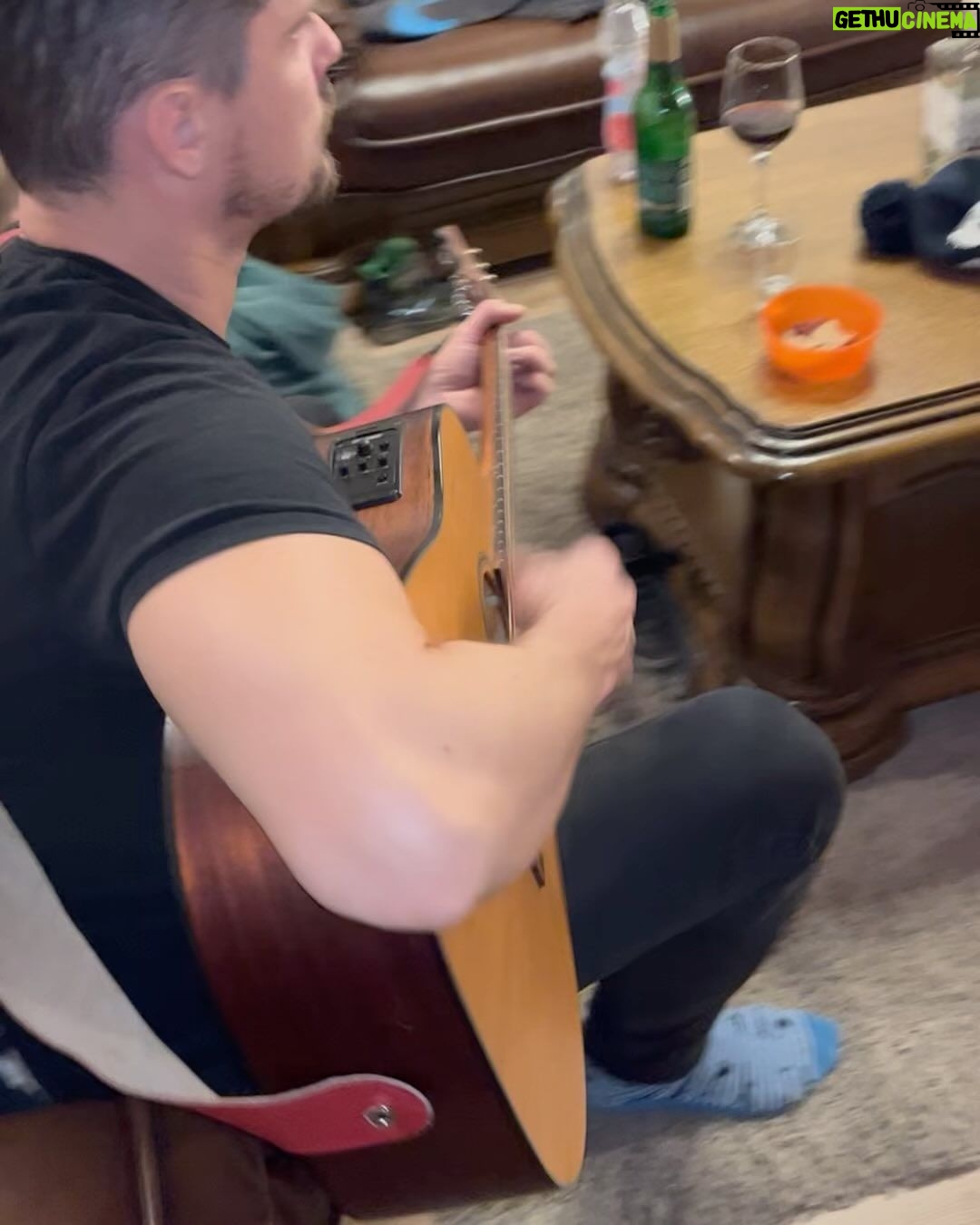 Roman Tomeš Instagram - Tři chlapi, 6dětí. Letitá tradice. This is APALUCHA! Letos jsme moc nestíhali fotit, tak jen pár letmých momentek.. @martin_pisarik @danulko1234 @chalupanasazave