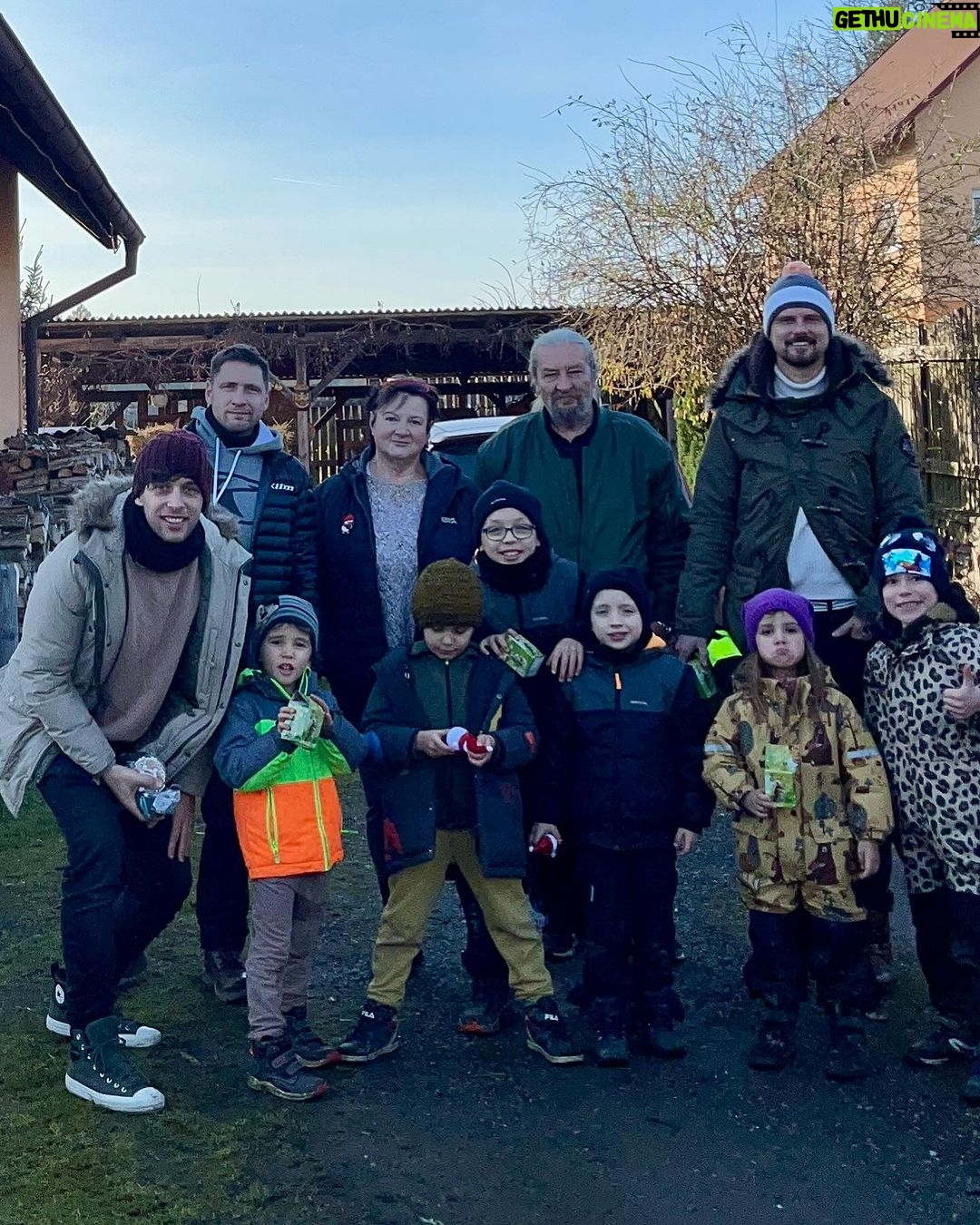 Roman Tomeš Instagram - Tři chlapi, 6dětí. Letitá tradice. This is APALUCHA! Letos jsme moc nestíhali fotit, tak jen pár letmých momentek.. @martin_pisarik @danulko1234 @chalupanasazave