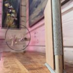 Roman Tomeš Instagram - Opět něco málo z mé oblíbené spolupráce s @bangolufsencz. Další “mazlík” pro milovníky špičkové kvality poslechu a designu. Beosound Emerge se vejde kamkoliv, třeba do knihovny mezi knihy. Je elegantní a ultratenký. I přes malou velikost má ale plný rozsah ultraširokého zvuku. To vše doplněné prémiovým materiálem. Pro mě lahůdka a radost! A skvělý dárek pod 🌲 #giftofmusic #spoluprace