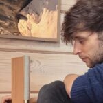 Roman Tomeš Instagram - Opět něco málo z mé oblíbené spolupráce s @bangolufsencz. Další “mazlík” pro milovníky špičkové kvality poslechu a designu. Beosound Emerge se vejde kamkoliv, třeba do knihovny mezi knihy. Je elegantní a ultratenký. I přes malou velikost má ale plný rozsah ultraširokého zvuku. To vše doplněné prémiovým materiálem. Pro mě lahůdka a radost! A skvělý dárek pod 🌲 #giftofmusic #spoluprace