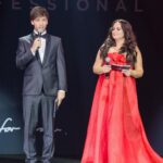 Roman Tomeš Instagram - Hairdressing Awards 2023! To je v podstatě předávání kadeřnických Oscarů! Letos jsem měl tu možnost tuto akci ve Fóru Karlín společně s @jitkacvancar_official moderovat. Bylo to několik týdnů příprav, protože to celé bylo ještě protkáno velkolepou show ve stylu The Greatest Showman. Takže písničky z tohoto filmu, choreografie, akrobati, projekce.. Jakooooo doooobryyyyy 😂😂👌.. jak jsem byl z toho nejdřív poprděnej, dopadlo to luxusně! A všem vítězům ohromná gratulace!! Děkuju celému týmu za ten zápal a profesionalitu! Režie: @petrcadek_official