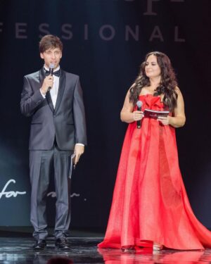 Roman Tomeš Instagram - Hairdressing Awards 2023! To je v podstatě předávání kadeřnických Oscarů! Letos jsem měl tu možnost tuto akci ve Fóru Karlín společně s @jitkacvancar_official moderovat. Bylo to několik týdnů příprav, protože to celé bylo ještě protkáno velkolepou show ve stylu The Greatest Showman. Takže písničky z tohoto filmu, choreografie, akrobati, projekce.. Jakooooo doooobryyyyy 😂😂👌.. jak jsem byl z toho nejdřív poprděnej, dopadlo to luxusně! A všem vítězům ohromná gratulace!! Děkuju celému týmu za ten zápal a profesionalitu! Režie: @petrcadek_official