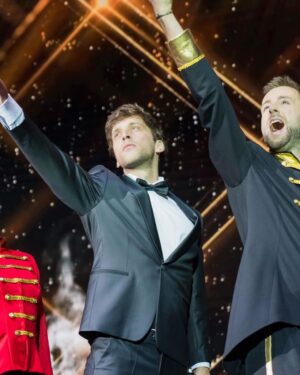 Roman Tomeš Instagram - Hairdressing Awards 2023! To je v podstatě předávání kadeřnických Oscarů! Letos jsem měl tu možnost tuto akci ve Fóru Karlín společně s @jitkacvancar_official moderovat. Bylo to několik týdnů příprav, protože to celé bylo ještě protkáno velkolepou show ve stylu The Greatest Showman. Takže písničky z tohoto filmu, choreografie, akrobati, projekce.. Jakooooo doooobryyyyy 😂😂👌.. jak jsem byl z toho nejdřív poprděnej, dopadlo to luxusně! A všem vítězům ohromná gratulace!! Děkuju celému týmu za ten zápal a profesionalitu! Režie: @petrcadek_official