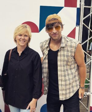 Roman Tomeš Instagram - Z tohoto krásného setkání mám ohromnou radost! Potkali jsme se dnes s @eva__pavlova na festivalu @festival_czpl během našeho doprovodného koncertu s @misatomesova. Ohromně milé setkání ❤️