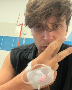 Roman Tomeš Instagram - Jak se může běžná cesta na představení změnit v dobrodružství. Otevřel jsem dveře do zahrady a říkám si:”Je, to je hic, raději se ještě navoním, abych nesmrděl 🙃.” Mezitím přiletěla sršeň a sedla si mi na lýtko. Jak jsem si přiklekával k batohu s deodorantem, přitiskl jsem ji a bylo. “Bzzzzzzzzč” a uletěla, holka veliká. Nebyl čas, tak jsem to rychle zakápl octem, zaledoval a vyrazil na skútru do práce. Ještě jsem si říkal: ”Super, že nejsem alergik”. Po třech minutách tma před očima, závratě, bolest za krkem, tlak na hrudi.. sesedám ze skútru a sedám si na zem. Vůbec jsem nemohl vstát, protože bych sebou švihnul. “No, super”, říkám si. To rozdýchám… jenže se mi začalo hůře dýchat, začaly brnět ruce, pusa, motala se mi hlava. “Budu hrdina, nebo si zavolám pomoc?”. Zavolal jsem. Hůře se mi mluvilo, tak jsem to ze sebe nějak vysoukal a za pár minut byla záchranka u mě. Děkuju za jejich pohotovost a profesionalitu. Taková blbost jako je nevinné ďobnutí. Když jsem tam tak seděl a ten stav se zhoršoval, napadala mě spousta myšlenek. A všechny směřovaly k rodině. K dětem. Dopadlo to dobře, ale takováhle věc člověka vždycky zpokorní. Někdy opravdu stačí takováhle kravina a život může být na vlásku. Alergie se muže projevit kdykoliv. Pak stačí, aby člověk neměl nabitý mobil a když kolem Vás nikdo není… no, tím jsem jen chtěl říct, jak je na světě hezky, važte si každé minuty. A teda z vlastní zkušenosti doporučuji mít po ruce v tyhle letní dny něco na alergii. Víte jak!😝 #opatrujtese #zivotjekrasny