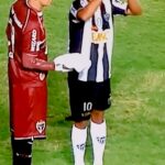 Ronaldinho Instagram - Há exatos 11 anos, o Bruxo mostrava para todo o Brasil a importância de uma boa hidratação… 🔙🚰💦🪄 E você, lembrou de beber água hoje? 😅