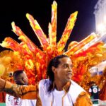 Ronaldinho Instagram - Que alegria é desfilar com todas estas escolas que nos recebem com tanto amor e carinho!!! Minha torcida está com todos vcs!!! 🎉🤙🏾