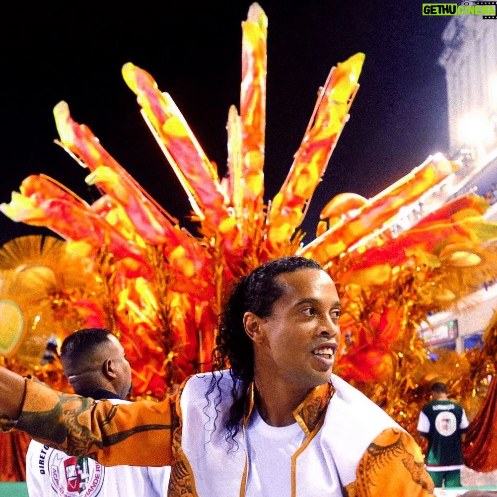 Ronaldinho Instagram - Que alegria é desfilar com todas estas escolas que nos recebem com tanto amor e carinho!!! Minha torcida está com todos vcs!!! 🎉🤙🏾