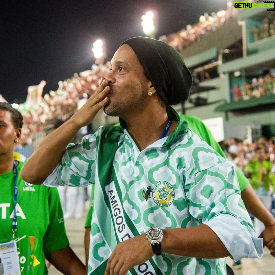 Ronaldinho Instagram - Mais alguém animado pra curtir o Carnaval aí??? Bora que foguete não tem ré!!! Kkkkkkkkkk 🚀🚀🤙🏾