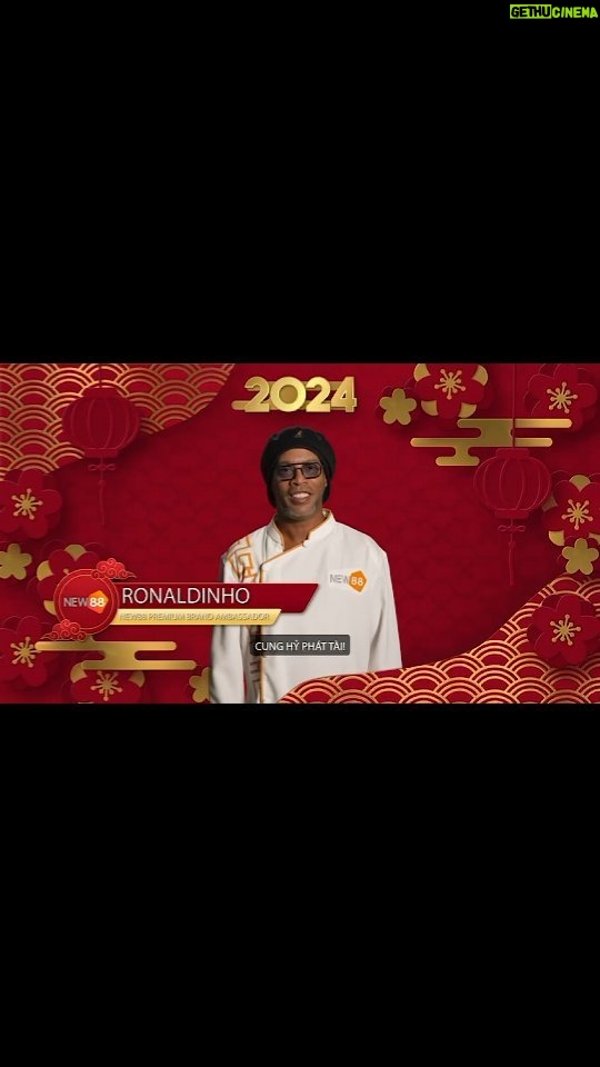 Ronaldinho Instagram - Chúc mừng Tết Nguyên Đán! Kính chúc bạn và gia đình một năm Giáp Thìn thịnh vượng, hạnh phúc, và thành công rực rỡ. 🎉🐉 #NEW88 #TếtNguyênĐánCùngNEW88 EN: Happy Lunar New Year ! we wish you and your families a year of prosperity, happiness and triumphant success in the year of the Dragon. 🎉🐉 #LunarNewYearWithNEW88