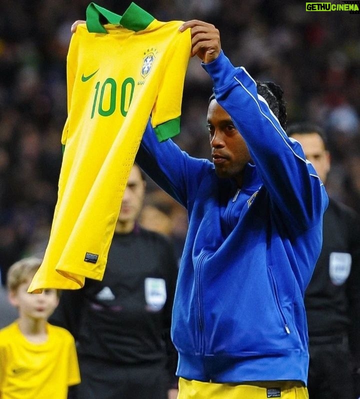 Ronaldinho - 730.3K Likes - Foi neste dia que tive a alegria de completar 100 jogos pela Seleção Brasileira 🇧🇷🇧🇷
Cada partida foi especial e fico mt feliz de alcançar esta linda marca na minha carreira!!!