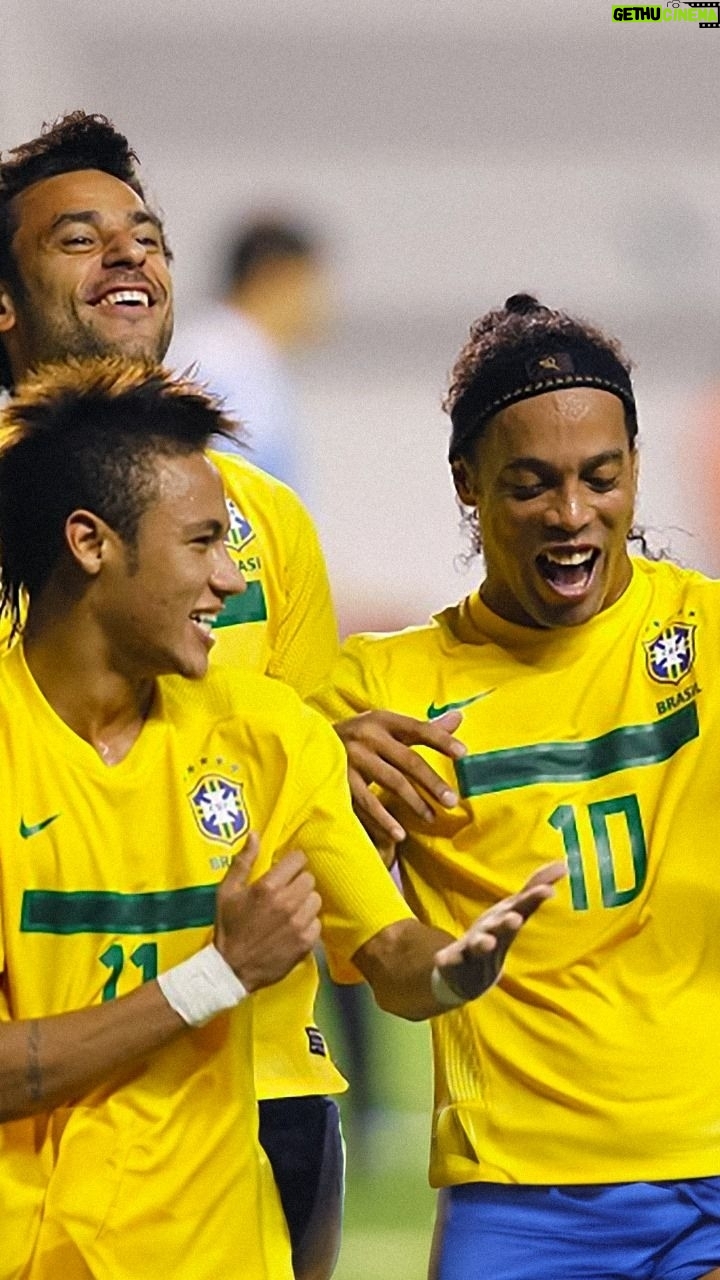 Ronaldinho - 1.9 Million Likes - Feliz aniversário @neymarjr !!! Que vc seja muito feliz meu parceiro, muita paz e saúde 🤙🏾