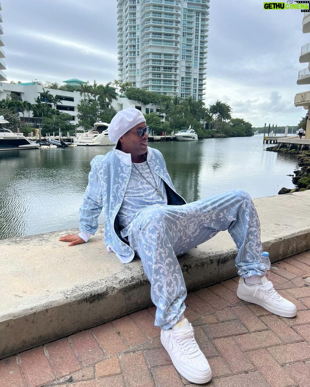Ronaldinho - 622K Likes - Posturado e calmo 🤣 @dryworld_brands