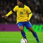 Ronaldinho Instagram - Foi neste dia que tive a alegria de completar 100 jogos pela Seleção Brasileira 🇧🇷🇧🇷 Cada partida foi especial e fico mt feliz de alcançar esta linda marca na minha carreira!!!