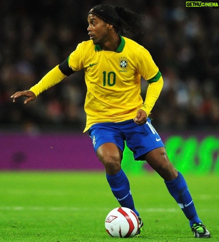 Ronaldinho - 730.3K Likes - Foi neste dia que tive a alegria de completar 100 jogos pela Seleção Brasileira 🇧🇷🇧🇷
Cada partida foi especial e fico mt feliz de alcançar esta linda marca na minha carreira!!!
