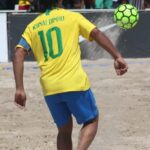 Ronaldinho Instagram - Hoje lembrei da minha experiência no beach soccer, na despedida do meu parceiro @jorginhooo . Foi divertido demais! Tô na torcida aqui pelo hexa da nossa seleção na Copa do Mundo que tá rolando lá em Dubai. Amanhã tem quartas de final! Pra cima deles, rapaziada! 🤙🇧🇷⚽️🏖️