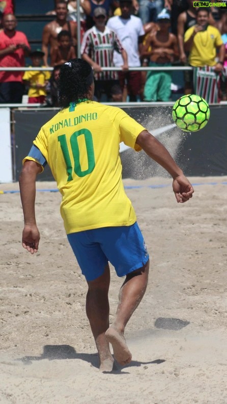 Ronaldinho Instagram - Hoje lembrei da minha experiência no beach soccer, na despedida do meu parceiro @jorginhooo . Foi divertido demais! Tô na torcida aqui pelo hexa da nossa seleção na Copa do Mundo que tá rolando lá em Dubai. Amanhã tem quartas de final! Pra cima deles, rapaziada! 🤙🇧🇷⚽️🏖️