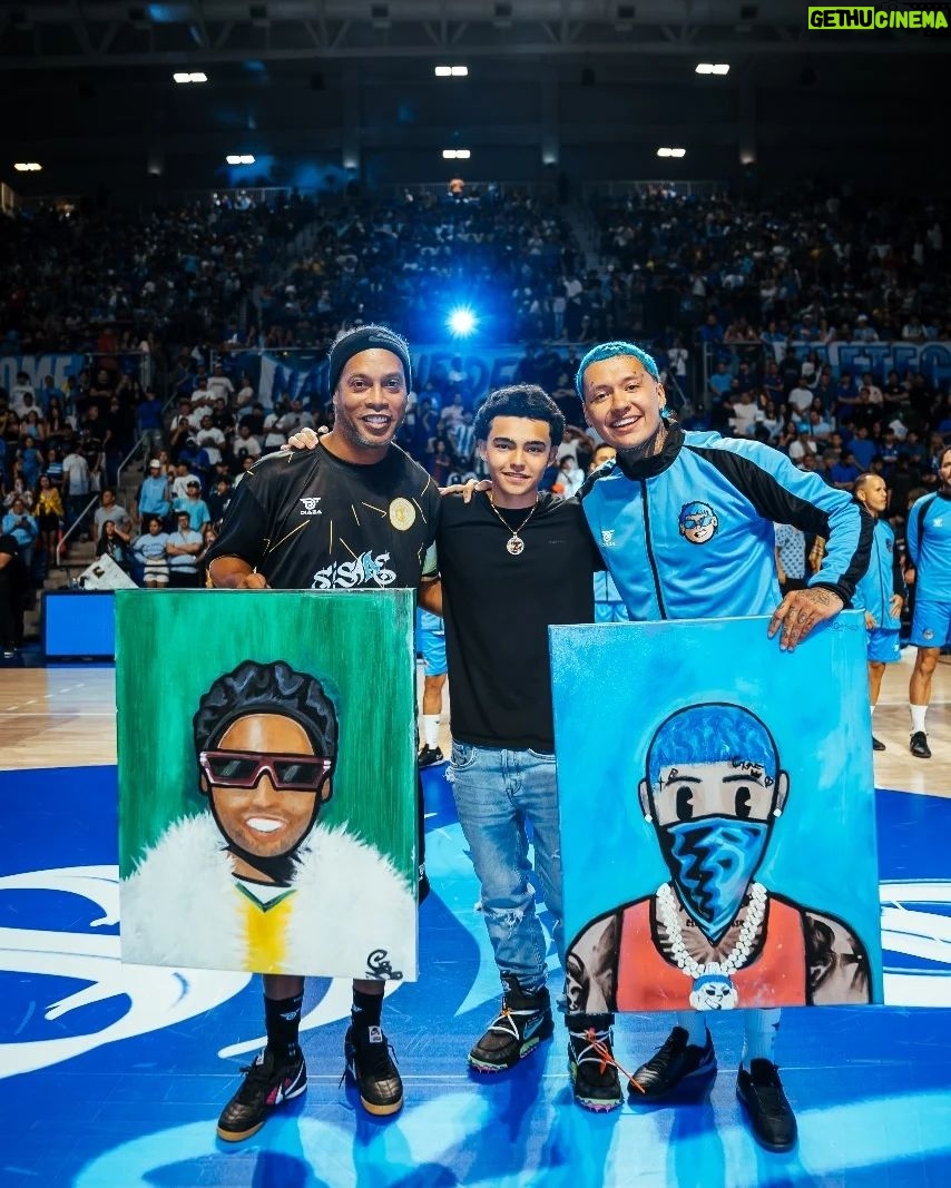 Ronaldinho Instagram - Que noite especial!!! Obrigado a toda galera que esteve aq em Miami, energia incrível!!!! Um prazer fazer parte do seu novo álbum meu parceiro @blessd! Já é sucesso 🚀🤙🏾 Miami, Florida