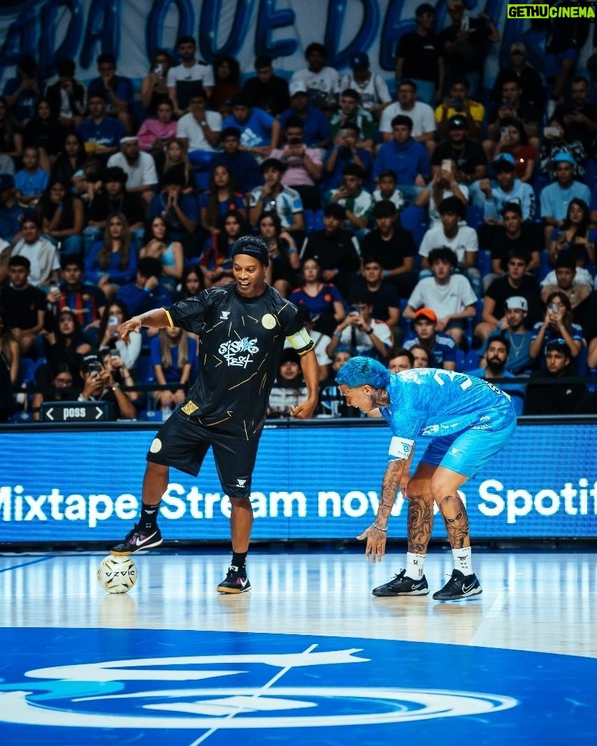 Ronaldinho Instagram - Que noite especial!!! Obrigado a toda galera que esteve aq em Miami, energia incrível!!!! Um prazer fazer parte do seu novo álbum meu parceiro @blessd! Já é sucesso 🚀🤙🏾 Miami, Florida