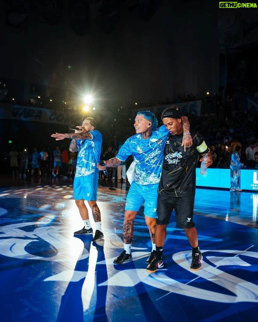 Ronaldinho Instagram - Que noite especial!!! Obrigado a toda galera que esteve aq em Miami, energia incrível!!!! Um prazer fazer parte do seu novo álbum meu parceiro @blessd! Já é sucesso 🚀🤙🏾 Miami, Florida