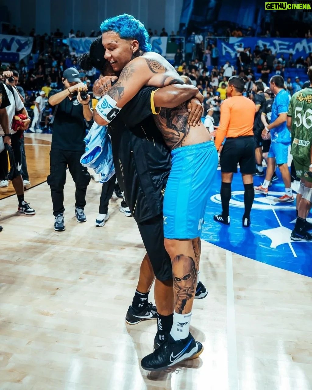 Ronaldinho Instagram - Que noite especial!!! Obrigado a toda galera que esteve aq em Miami, energia incrível!!!! Um prazer fazer parte do seu novo álbum meu parceiro @blessd! Já é sucesso 🚀🤙🏾 Miami, Florida
