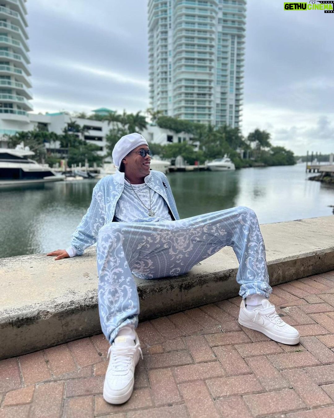 Ronaldinho - 622K Likes - Posturado e calmo 🤣 @dryworld_brands