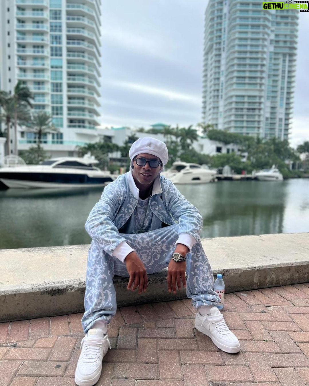 Ronaldinho - 622K Likes - Posturado e calmo 🤣 @dryworld_brands