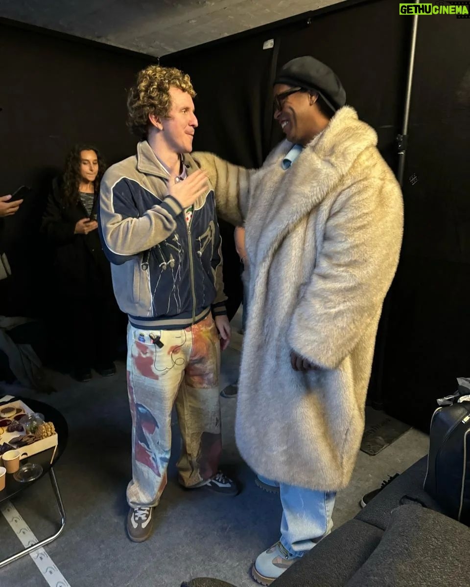 Ronaldinho Instagram - Collab muito maneira feita com meu parceiro @kidsuper !!!! Um grande prazer estar aqui na Paris Fashion Week 2024 e apresentar este lindo projeto a todos vcs!! Fiquem ligados no kidsuper.com pra garantir galera 🤙🏾 Paris, France