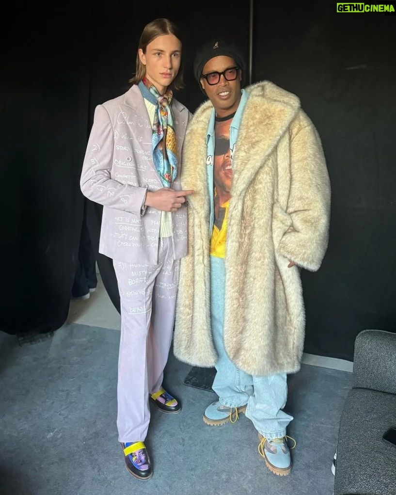 Ronaldinho Instagram - Collab muito maneira feita com meu parceiro @kidsuper !!!! Um grande prazer estar aqui na Paris Fashion Week 2024 e apresentar este lindo projeto a todos vcs!! Fiquem ligados no kidsuper.com pra garantir galera 🤙🏾 Paris, France