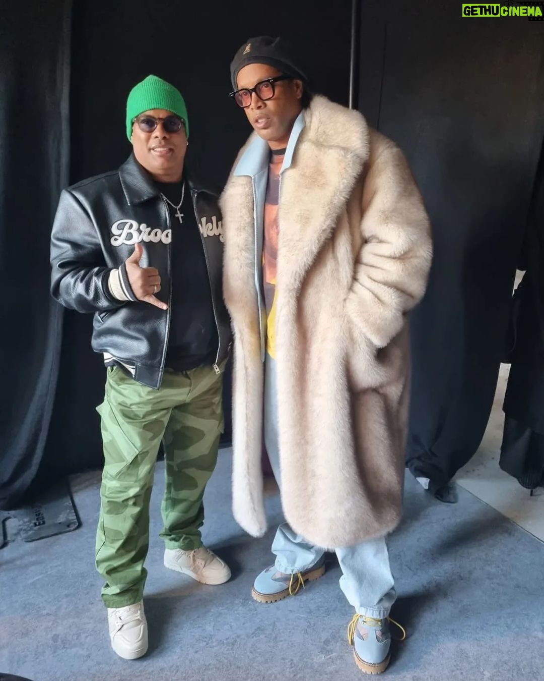 Ronaldinho Instagram - Collab muito maneira feita com meu parceiro @kidsuper !!!! Um grande prazer estar aqui na Paris Fashion Week 2024 e apresentar este lindo projeto a todos vcs!! Fiquem ligados no kidsuper.com pra garantir galera 🤙🏾 Paris, France