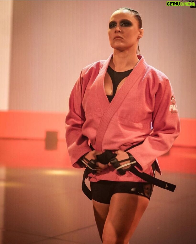 Ronda Rousey Instagram - Judo know what’s up #JudoGeneLebell 💇🏼‍♀️ @thisisbabe 💄 @mariko_hirano 📸 @dtfmania 🥋 @mizunousa @fujisportsus 🥊 @nazoboxing ✂️ @iammikaze 👟 @mizunousa