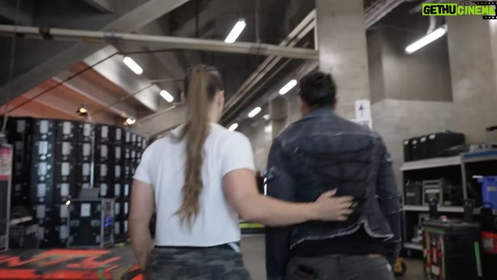 Ronda Rousey Instagram - Wanna know what’s going on behind the curtain? And more importantly where the brownie edges are? Check the link in my bio for #RondaOnTheRoad now exclusively on #snapchat @qosbaszler