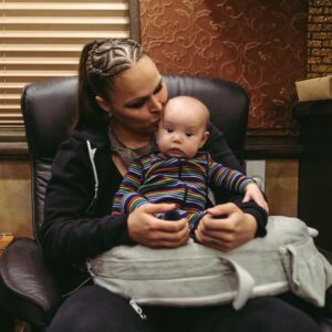 Ronda Jean Rousey Instagram - Multitasking #normalizebreastfeeding 
📸 @cynthiavancejp