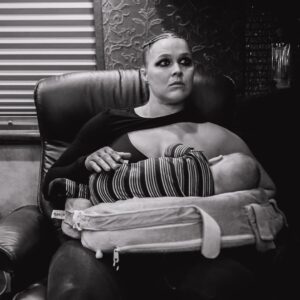 Ronda Rousey Instagram - Multitasking #normalizebreastfeeding 📸 @cynthiavancejp