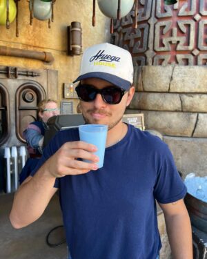 Ronen Rubinstein Instagram - Kicked off my 30th Birthday Week with the “Plaid Experience” at @DisneyLand 🏰 Special guest appearences by The Mandalorian, my incredible sister and our dear friends from Calgary. Thank you again @DisneyTVStudios !