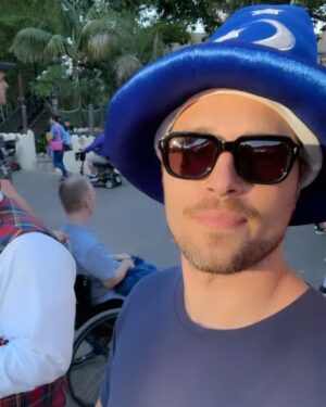 Ronen Rubinstein Instagram - Kicked off my 30th Birthday Week with the “Plaid Experience” at @DisneyLand 🏰 Special guest appearences by The Mandalorian, my incredible sister and our dear friends from Calgary. Thank you again @DisneyTVStudios !