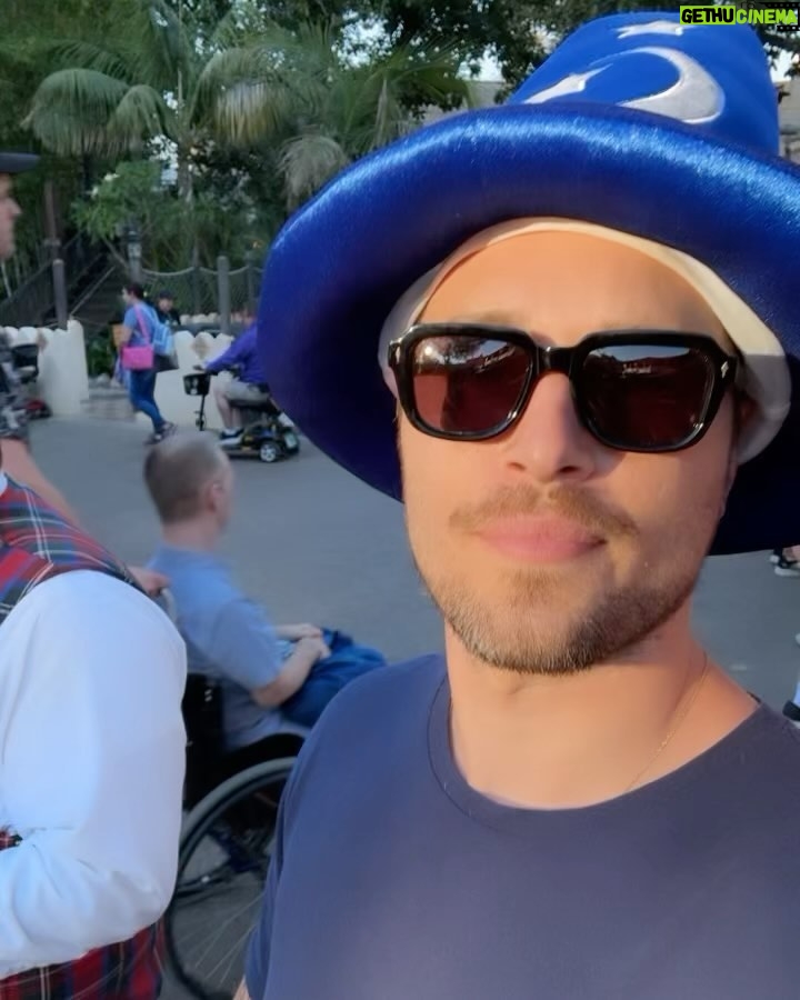 Ronen Rubinstein - 31.5K Likes - Kicked off my 30th Birthday Week with the “Plaid Experience” at @DisneyLand 🏰 Special guest appearences by The Mandalorian, my incredible sister and our dear friends from Calgary. Thank you again @DisneyTVStudios !