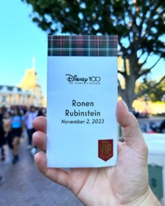 Ronen Rubinstein Instagram - Kicked off my 30th Birthday Week with the “Plaid Experience” at @DisneyLand 🏰 Special guest appearences by The Mandalorian, my incredible sister and our dear friends from Calgary. Thank you again @DisneyTVStudios !